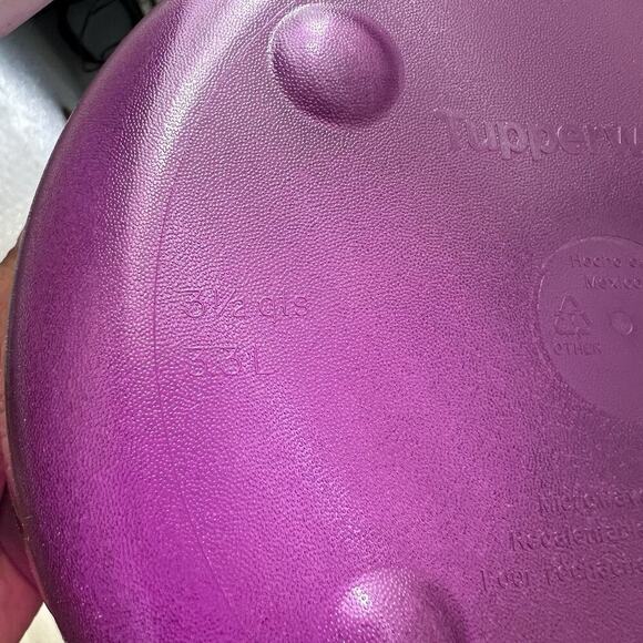 NEW Tupperware Microwave Round Rock N Serve 3.3L 3.5 qtr Purple Sheer With Lid - Picture 7 of 12